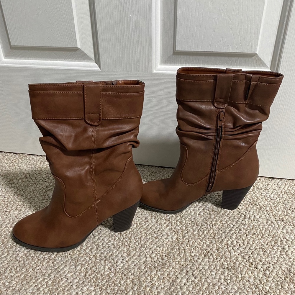 NWOT White Mountain brown booties
